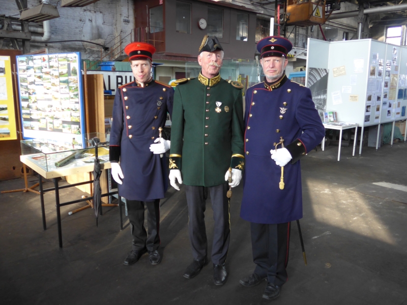 Eisenbahner in historischer Uniform
