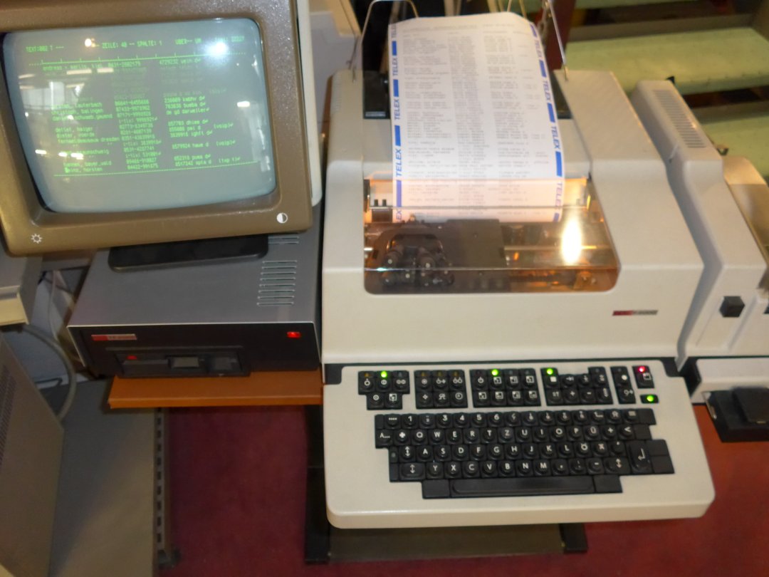 Fernschreiber F2000B mit Monitor, Speicher und Diskettenlaufwerk
