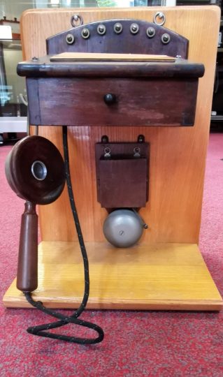 Historischer OB-Apparat mit Holzmembran-Mikrofon