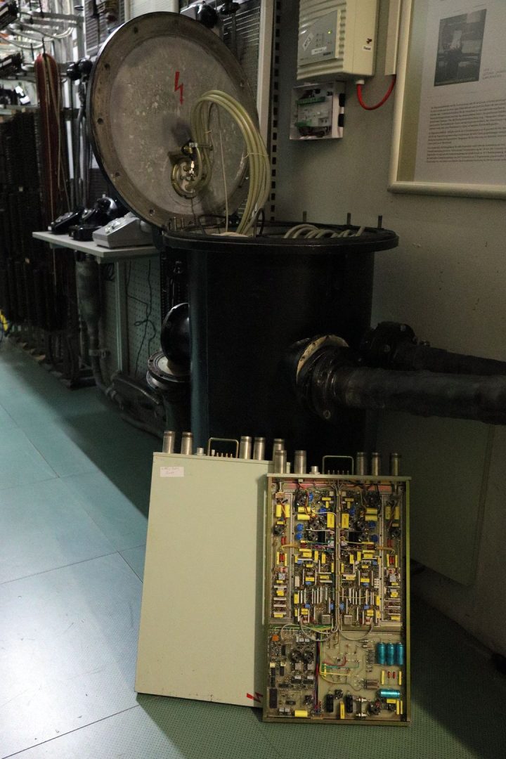 PCM 480 S, Regeneratorbehälter, davor zwei Regeneratoreinschübe